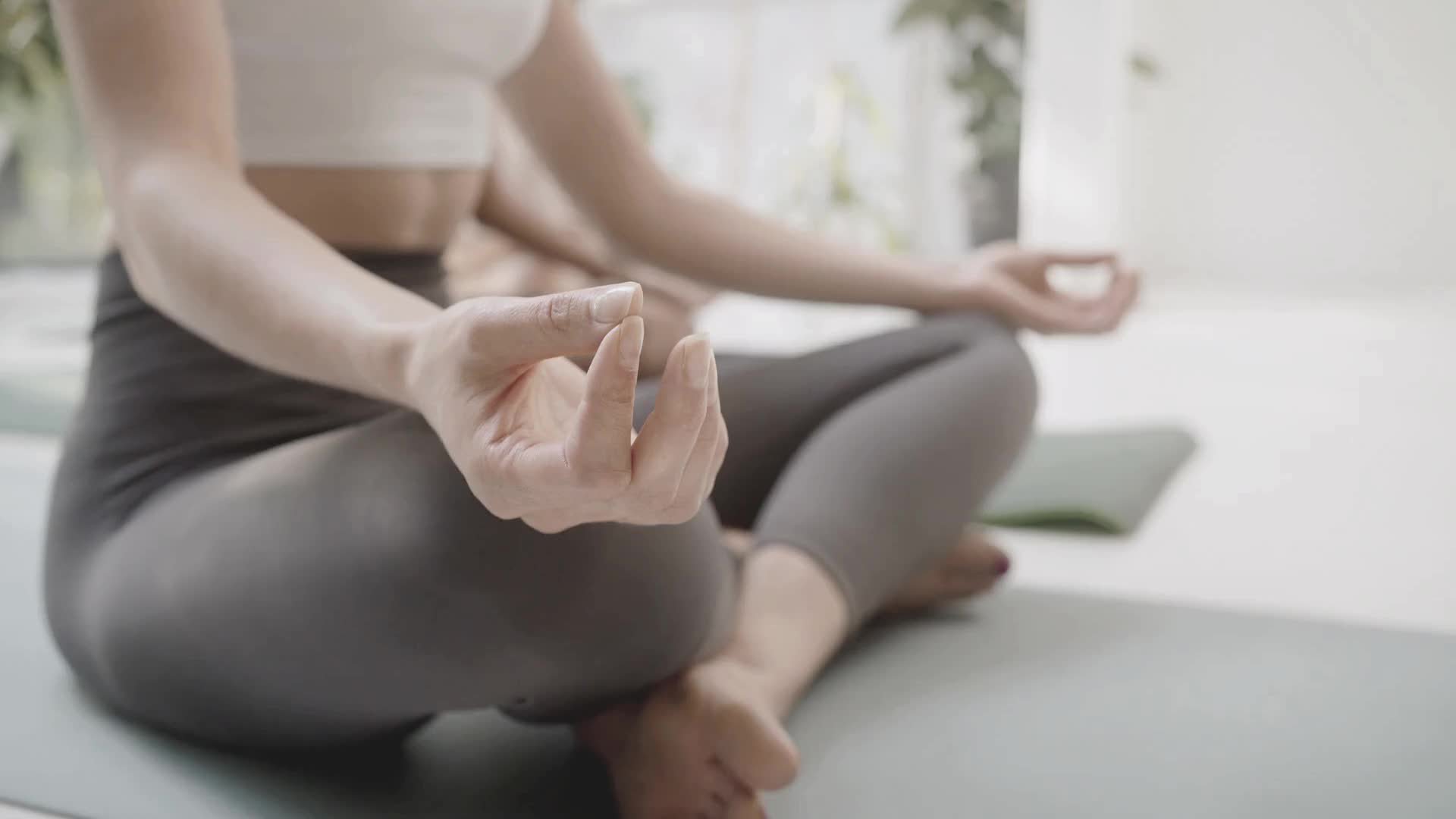 Frau bei einer Yoga und Meditationseinheit im Sitzen