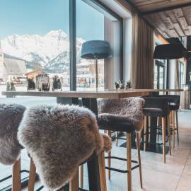 Lounge im Barbereich mit fantastischer Aussicht in der HOCHKÖNIGIN