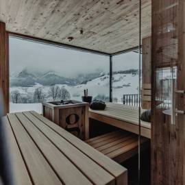 Sauna mit Aussicht auf die Winterlandschaft