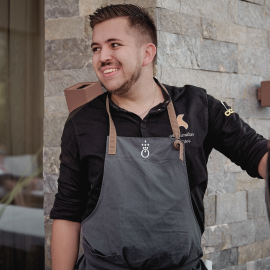 Küchenchef Maximilian Reuter am Buffet auf der Terrasse