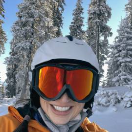 Stefanie Geisler-Hörl beim Skifahren im frisch verschneiten Skigebiet