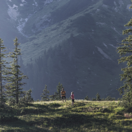 Paar beim wandern in den Bergen