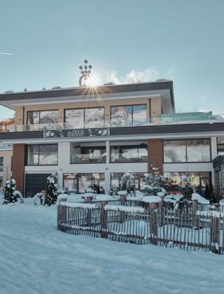 Außenansicht im verschneiten Winter von Hotel die HOCHKÖNIGIN