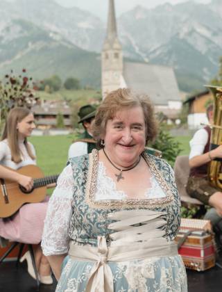 Renate Maier Gstanzlikone beim Sommerfest der HOCHKÖNIGIN auf der Terrasse