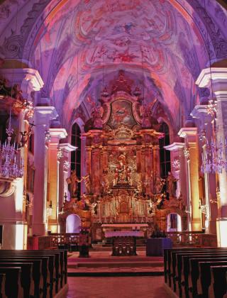 Lichtinstallation in der Kirche Maria Alm