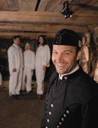Mann in typischer Uniform vom Salzbergwerk in Salzburg
