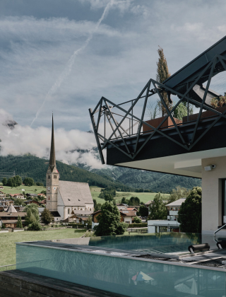 Pool der Hochkönigin mir Aussicht auf das Dorf