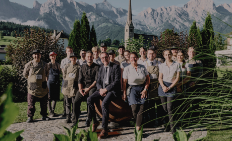 Teambild auf der Terrasse der HOCHKÖNIGIN mit Blick auf die Berge