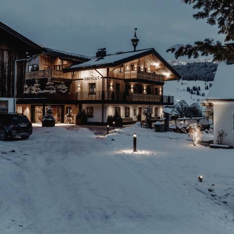 Hotelansicht von Außen im Winter