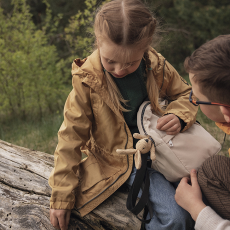 Kinder in den Bergen beim spielen im Wald