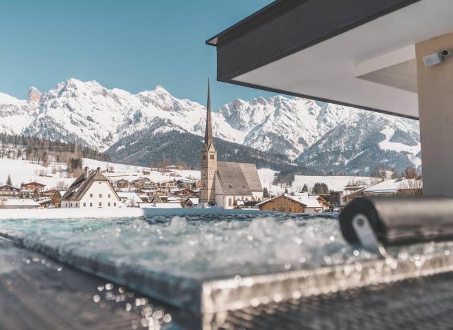 Whirlpool with a fantastic view of the winter landscape in Salzburger Land at the HOCHKÖNIGIN