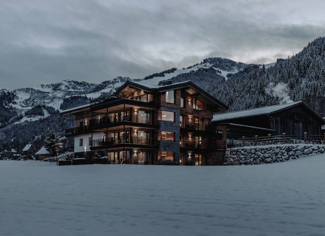 Hotelansicht von Außen im Winter