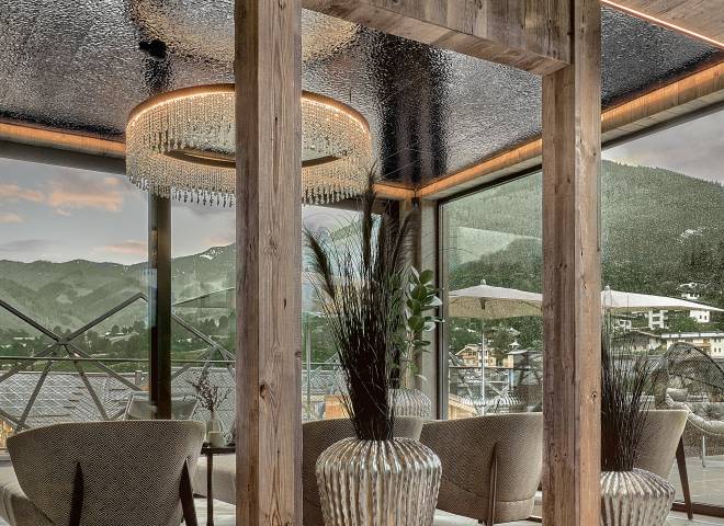 elegant relaxation room in the new TIARA SPA of the HOCHKÖNIGIN with crystal chandelier and stylish interior