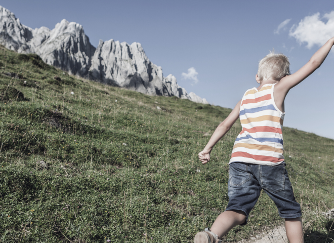 Kind beim wandern in den Bergen