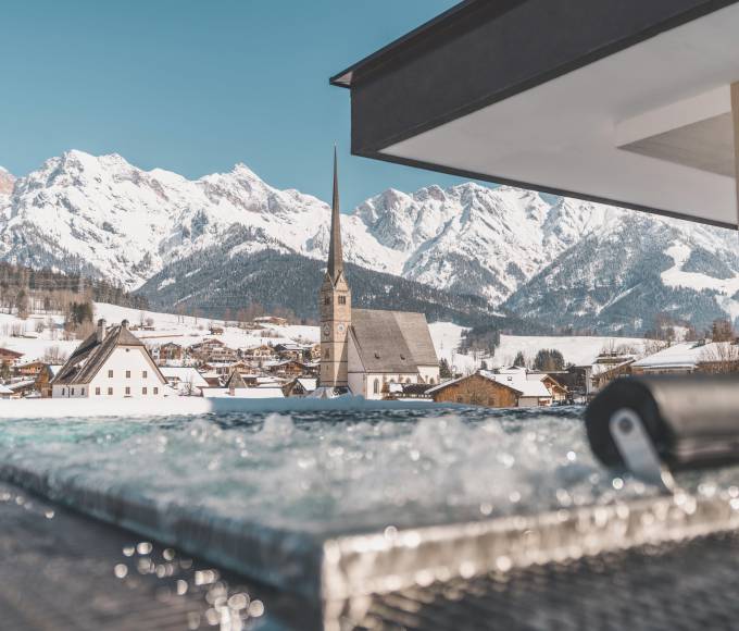 Whirlpool mit fantastischer Aussicht auf die Winterlandschaft im Salzburger Land in der HOCHKÖNIGIN