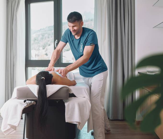 Masseur at work in the Hotel die Hochkönigin