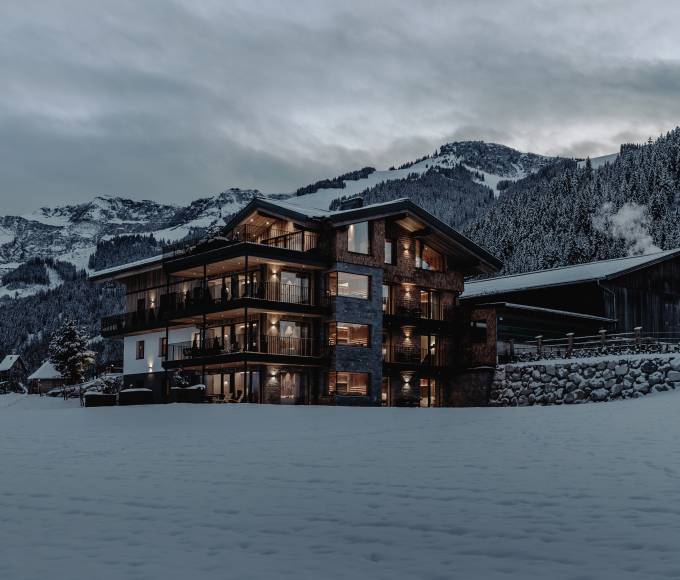 Hotelansicht von Außen im Winter