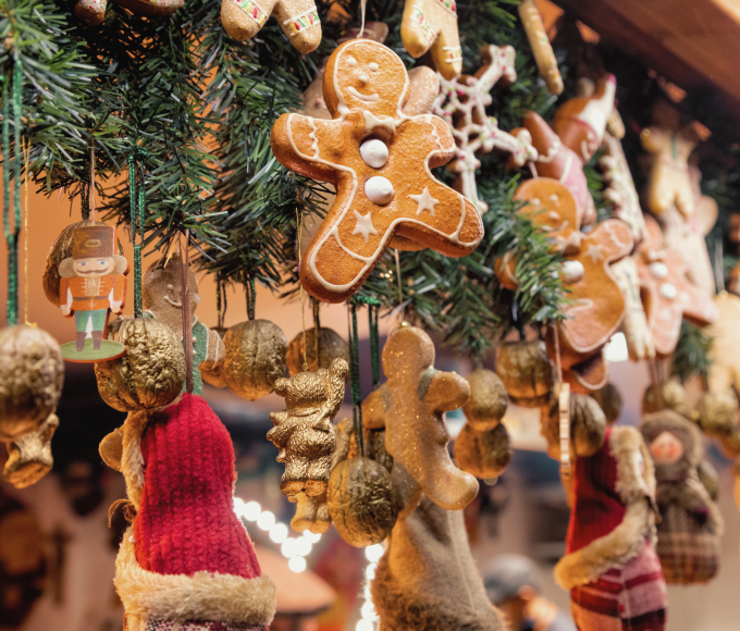 Stand mit Lebkuchenmännchen und Nüssen auf einem Weihnachtsmarkt